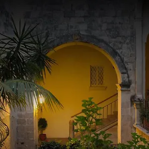 palazzo-sambiasi.lecce-hotels.com/
