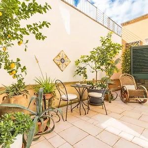dimora-le-tre-muse-bed-breakfast.lecce-hotels.com/