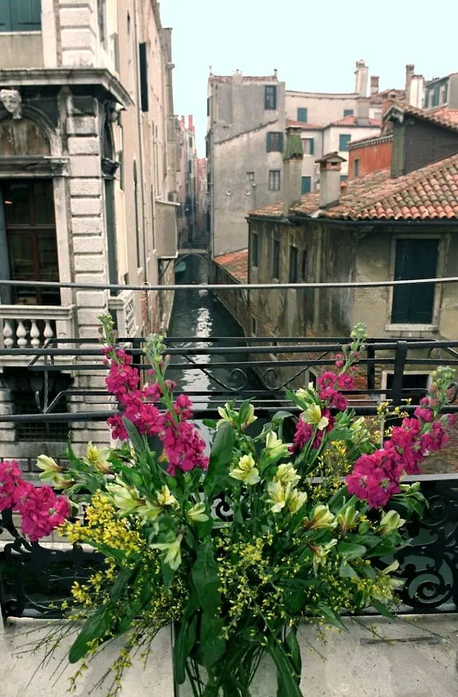 Casa Pisani Canal Venice Guest house